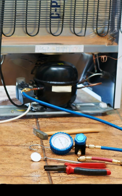 ابزار تخصصی شارژ گاز یخچال در تعمیرگاه حرفهای